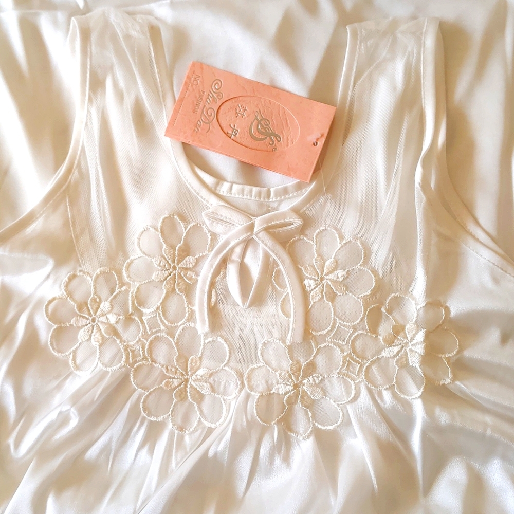 NWT. Woman's Flower embroidered nightgown.